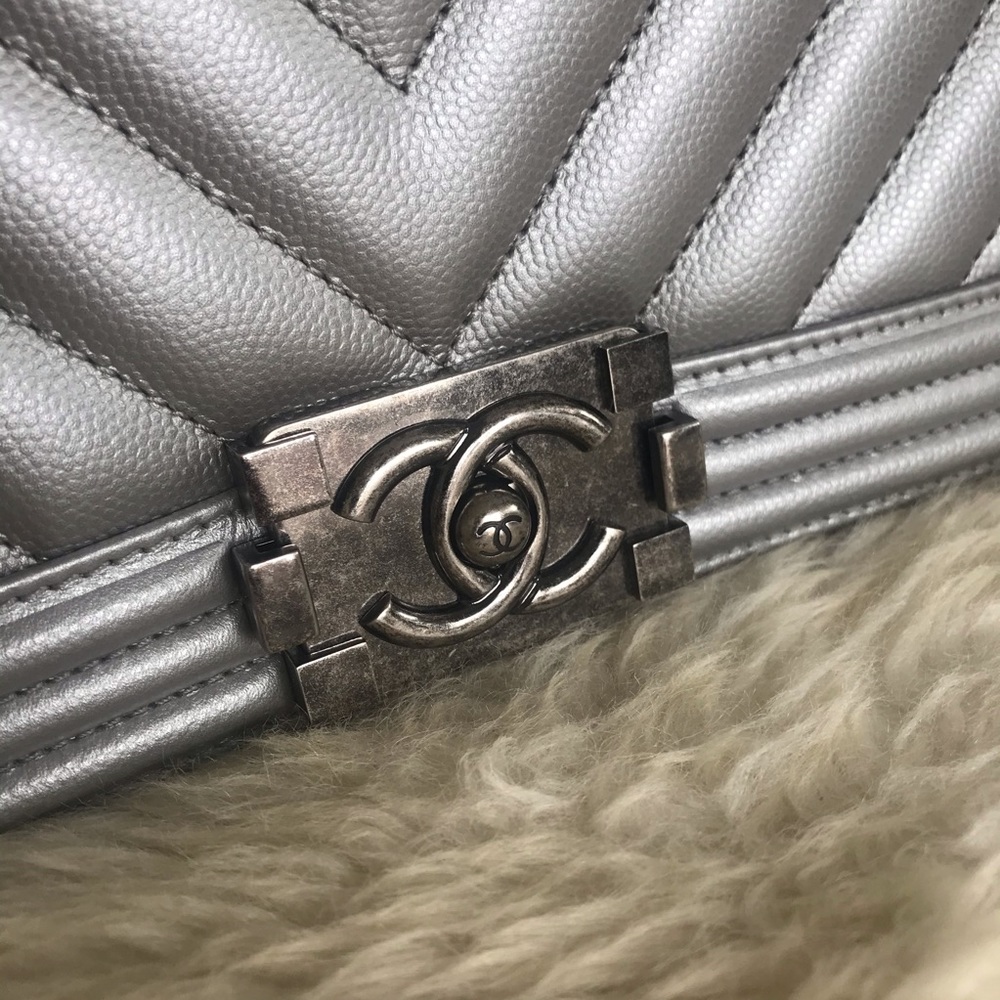 CHANEL Chevron Boy Bag Old Medium - Picture 2 of 8